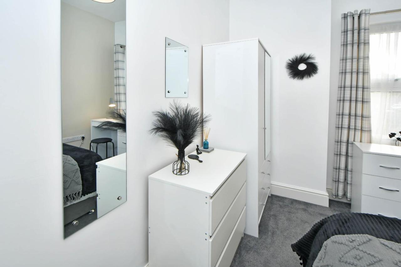 Find A Spacious And Stylish Escape In The City Centre At Sturgess House, Perfect For Longer Stays! Stoke-on-Trent Екстер'єр фото